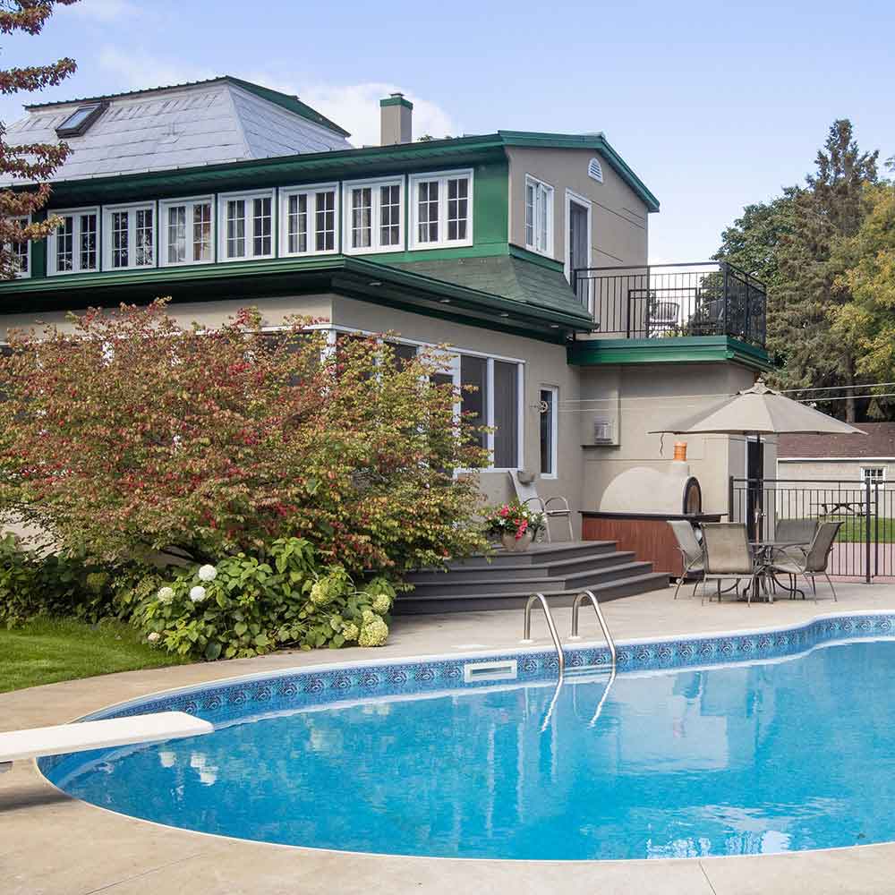 Vivienda con jardín y piscina