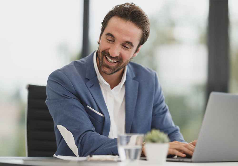Agente inmobiliario atendiendo a un cliente
