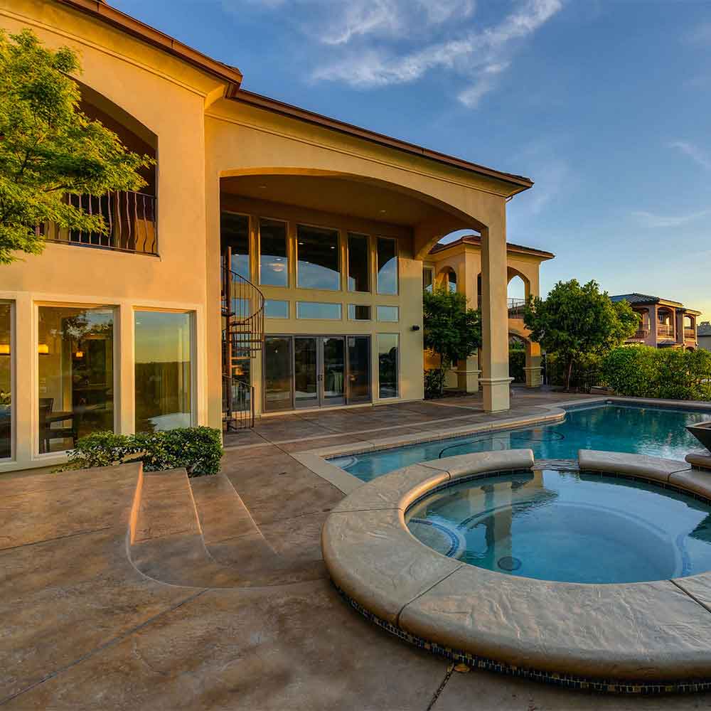 Vivienda con jardín y piscina